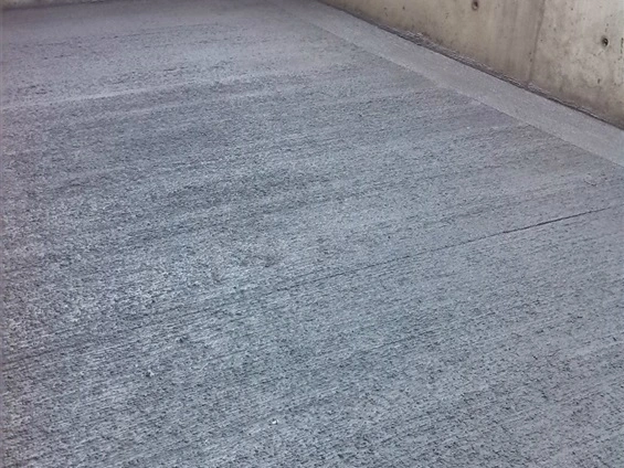 Comment rendre un béton extérieur antidérapant et durable facilement